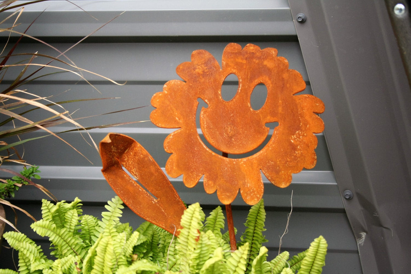 Rusty waving smiley daisy metal garden stake