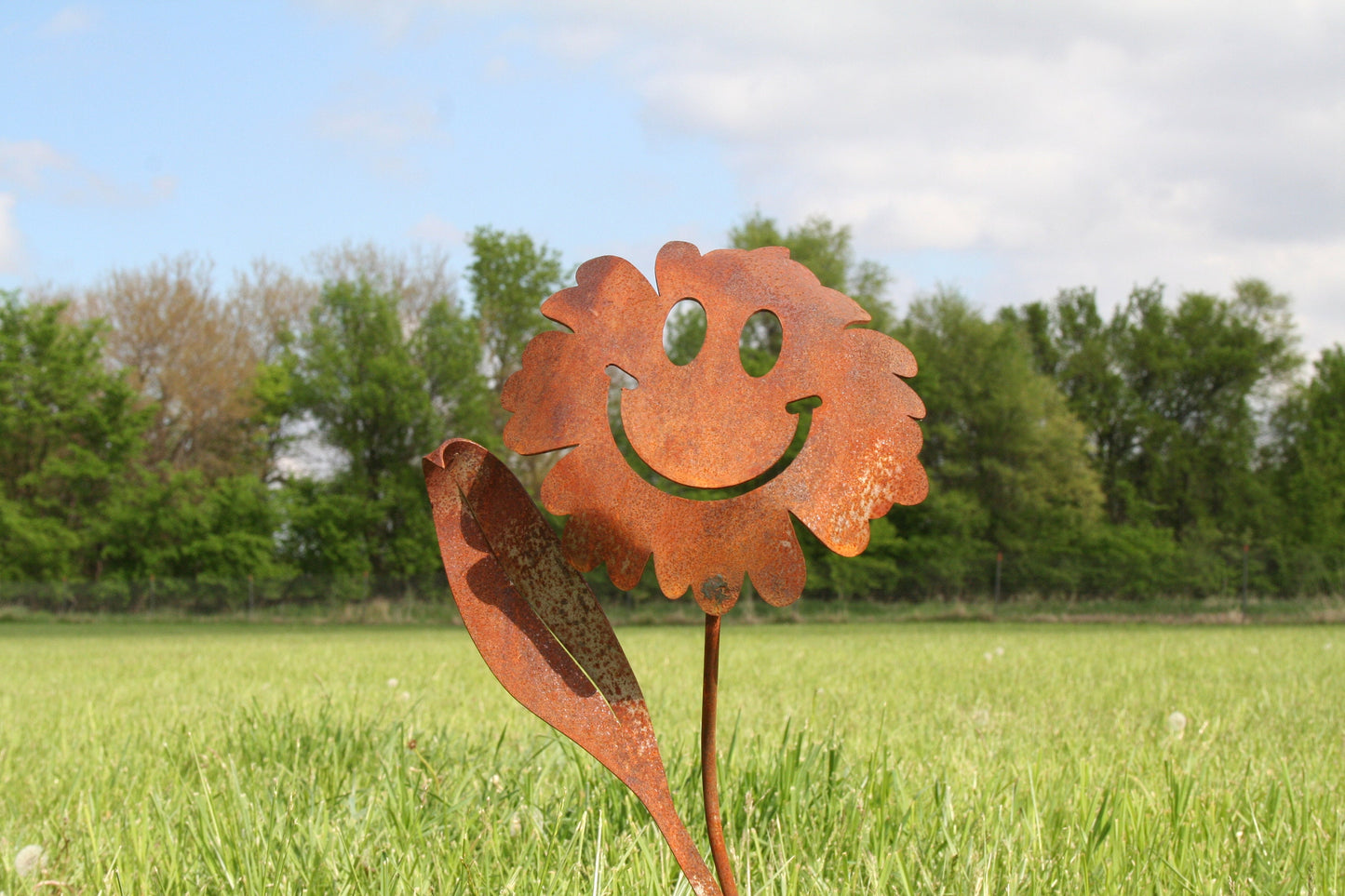 Rusty waving smiley daisy metal garden stake