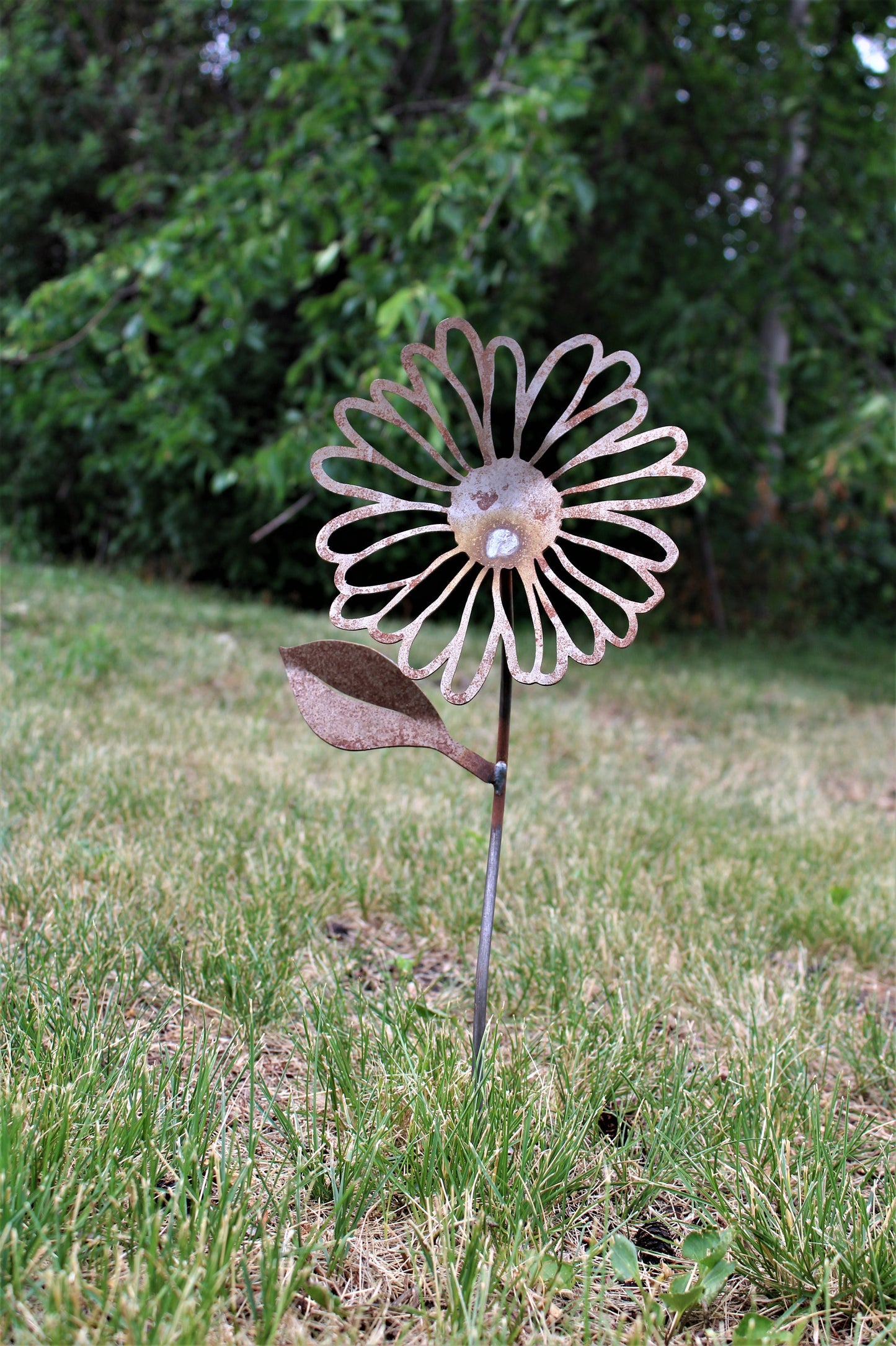 Rusty daisy metal garden stake