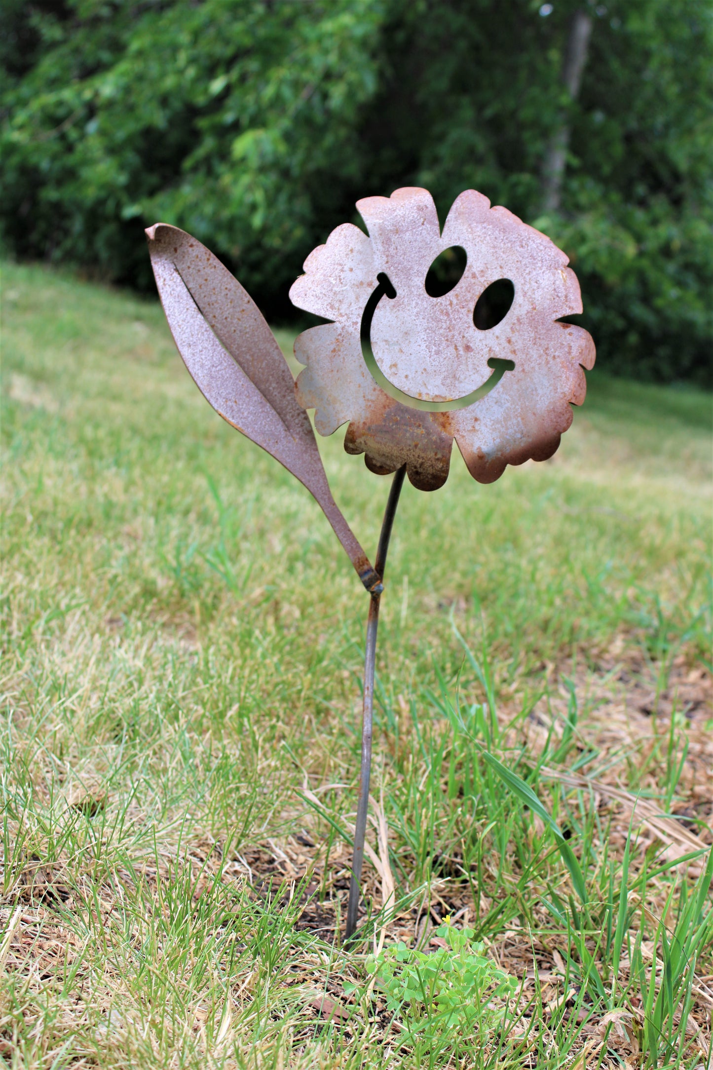 Rusty waving smiley daisy metal garden stake