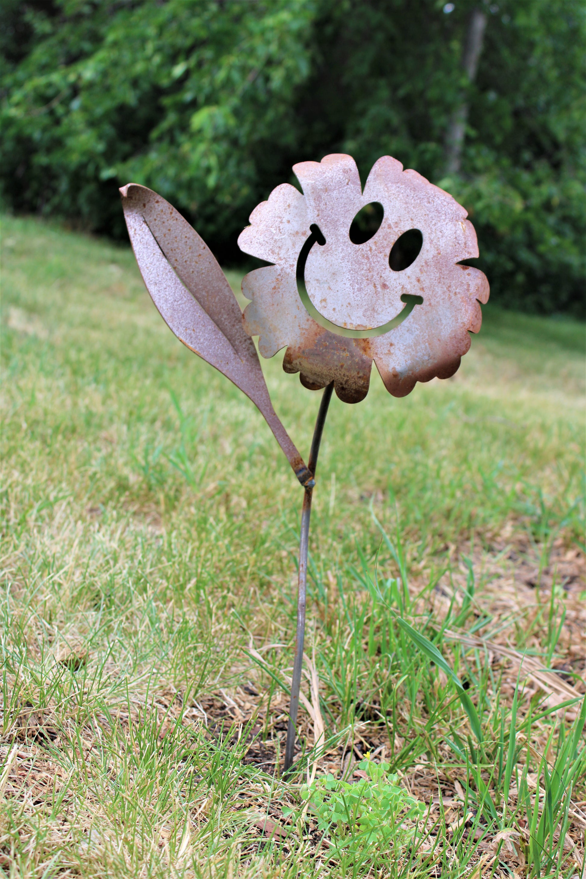 Rusty waving smiley daisy metal garden stake
